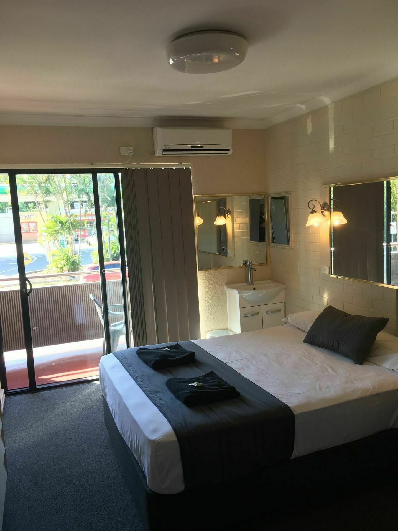Kingsford Riverside Inn Брисбен Экстерьер фото