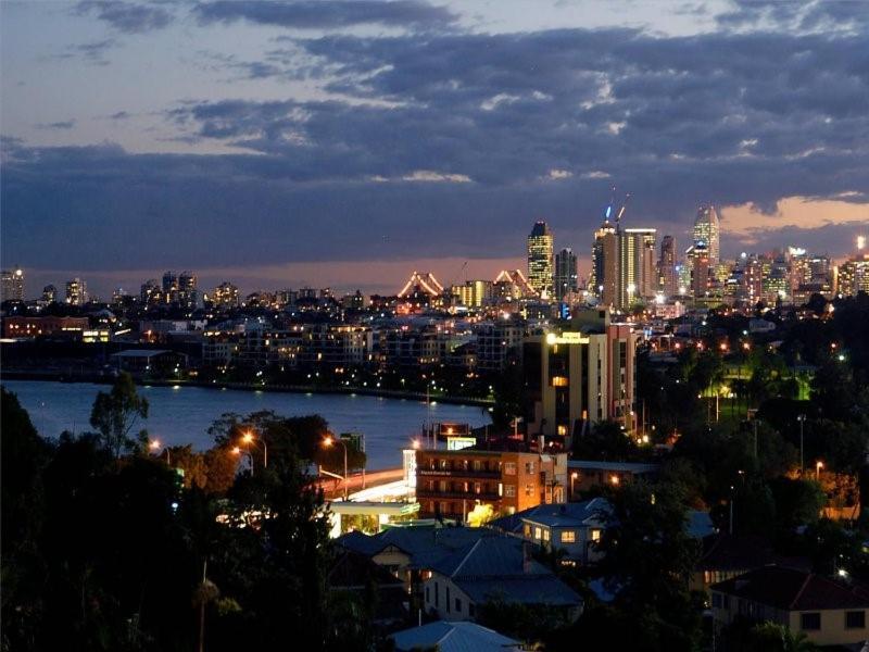 Kingsford Riverside Inn Брисбен Экстерьер фото